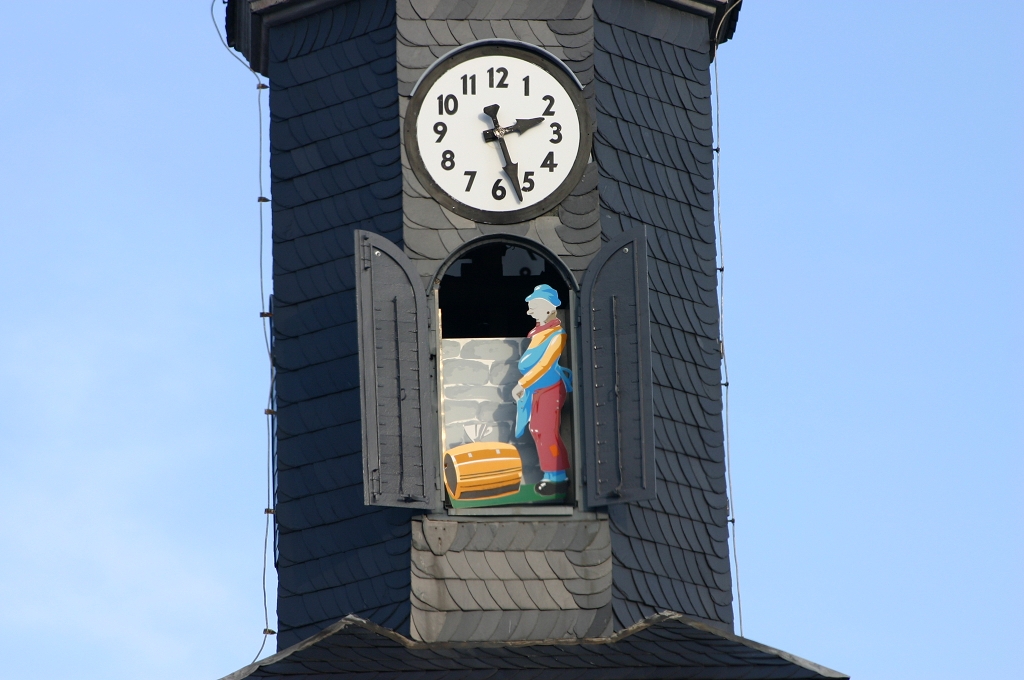 Marktplatz mit „Fäßleseecher“ im Rathausturm