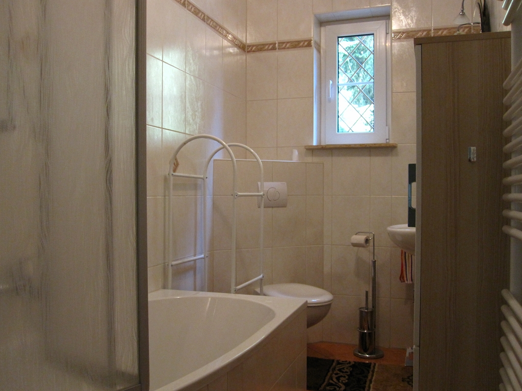 Bad Mit Badewanne, Duschwand, WC, Fenster