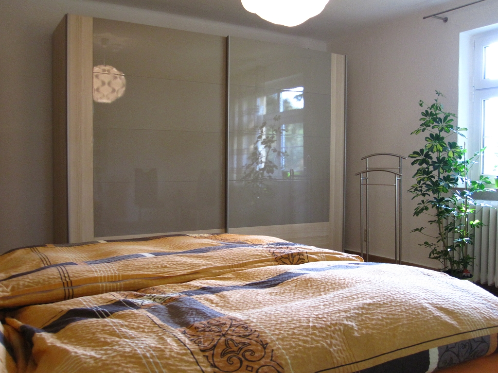Doppelbett Mit Großem Schiebetürschrank Und Großer Zimmerpflanze