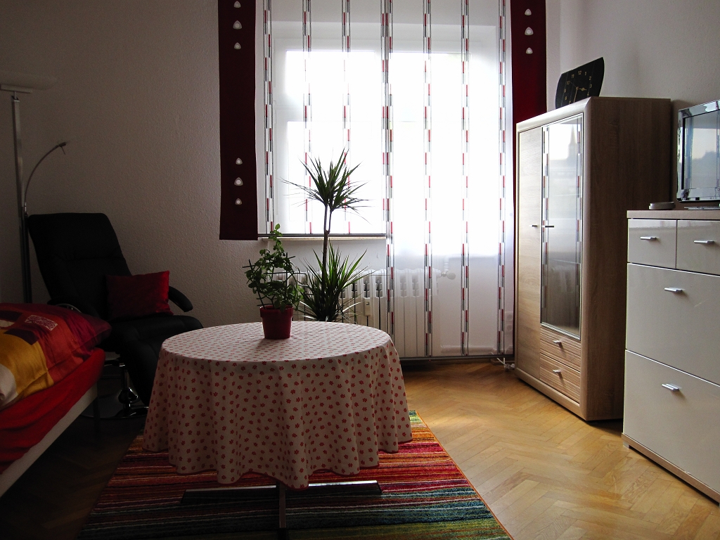 Einzelschlafzimmer Mit Doppelfenster, Tisch, Relaxsessel, Vitirne Und Kleinem Schrank