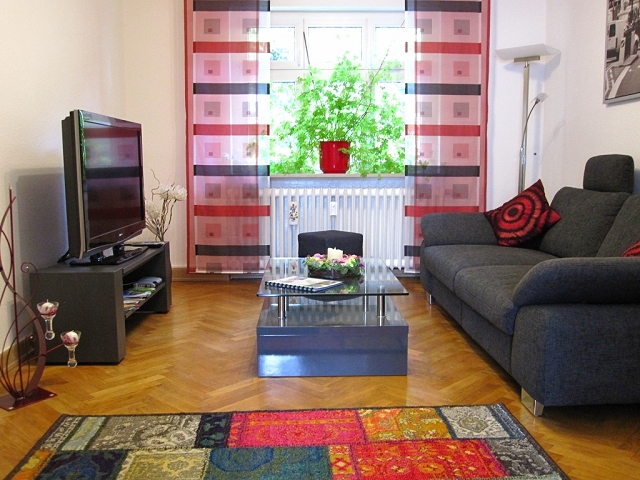 Wohndiele Mit TV Flachbildschirm, Teppich, Wohnzimmertisch, Bequeme Couch, Stehleuchte Und Fenster
