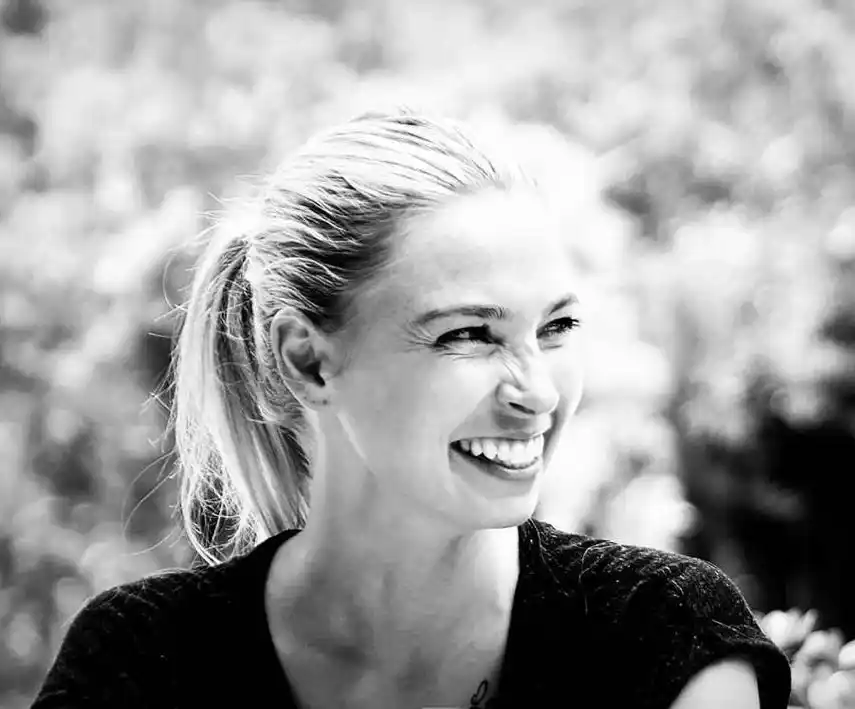 Kristina Springer lächelnd und zur Seite blickend als schwarz-weiß Bild