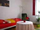 einzelschlafzimmer mit bett tisch stehlampe und relaxsessel sowie grosser zimmerpflanze1